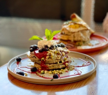 beeOutpost_Kitchen_brunch_blueberry_pancakes%281%29