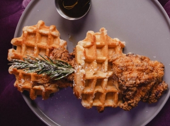 bestLJ_s_Lounge_Belgian_Waffle_with_Fried_Chicken%282%29